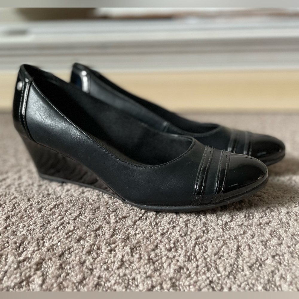 LifeStride black faux leather/patent leather wedges.